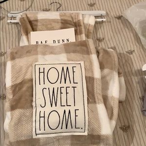 NWT Rae Dunn plush throw 50inX70in.